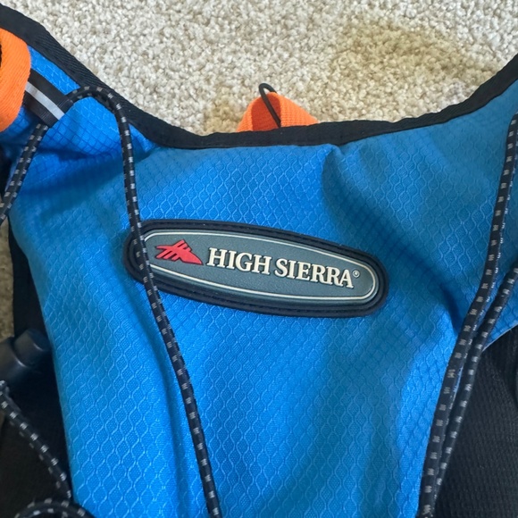 High Sierra 1.5 L Gulp Hydration Pack Running, Skiing, Hiking, Walk (No bladder) - Picture 2 of 3